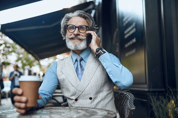 Зеркальный человек с кофе разговаривает по телефону фото акции — стоковое фото