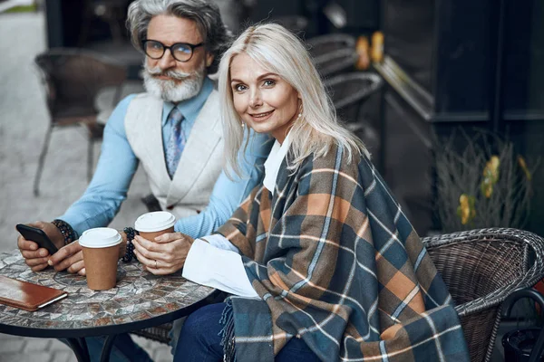 Пара пьющих кофе на открытом воздухе фото из кафе — стоковое фото
