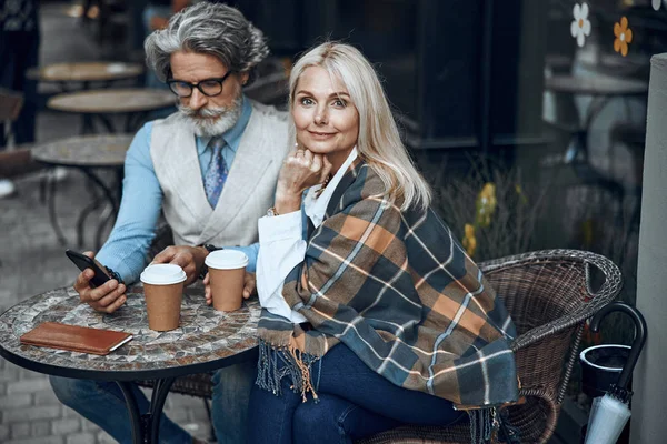 Blij vrouw in café met man stockfoto — Stockfoto