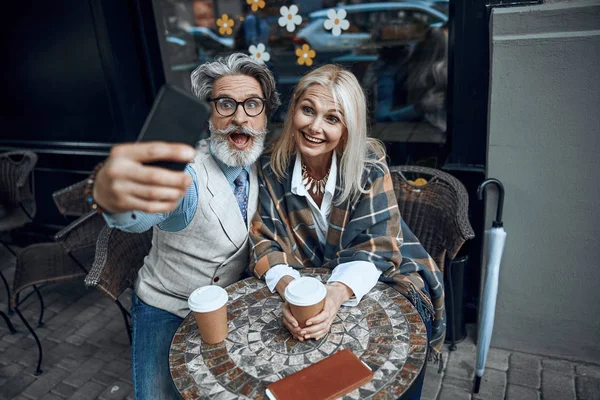 Tomando selfies divertidos en café foto de stock — Foto de Stock