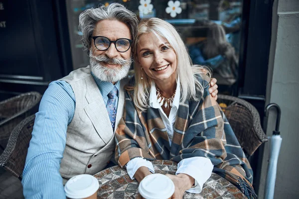 Preciosa pareja en la cafetería sonriendo foto de stock — Foto de Stock