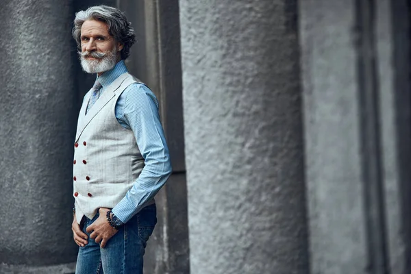 Tranquilo hombre barbudo sonriente cerca del edificio stock foto —  Fotos de Stock