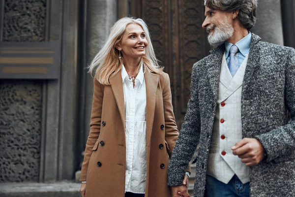 Hombre sonriente mirando a la mujer al aire libre stock foto —  Fotos de Stock