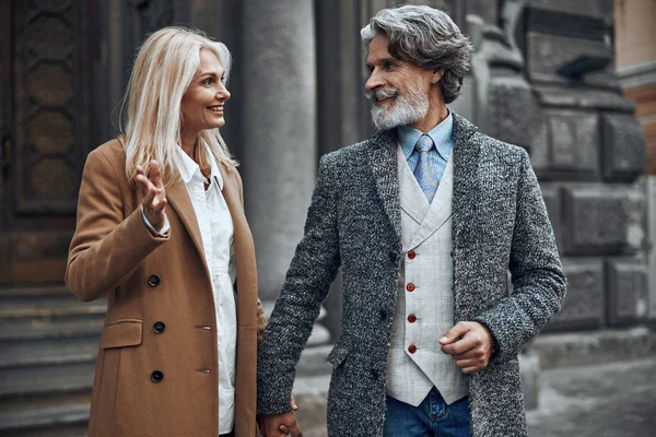 Señora alegre sonriendo al hombre y el gesto de stock foto —  Fotos de Stock