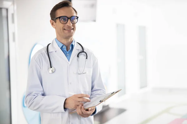 Alegre médico masculino que trabaja en la clínica foto de stock — Foto de Stock