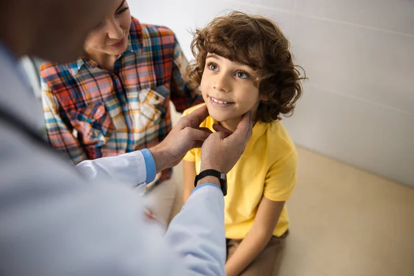 Felice ragazzo è in visita pediatra con madre stock foto — Foto Stock