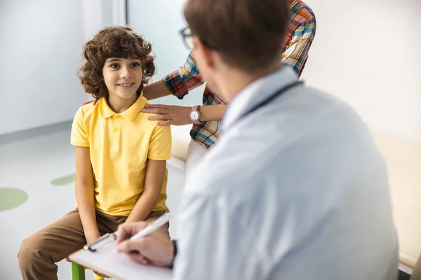 Gelukkige jongen communiceren met arts Stock Photo — Stockfoto