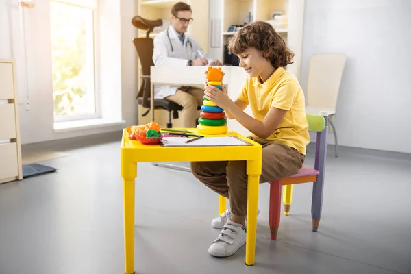 Menino alegre brincando com brinquedos em hospital foto stock — Fotografia de Stock