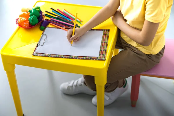 Criança está desenhando na mesa de fotos stock — Fotografia de Stock