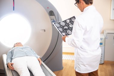 Doktor beyin Ct taraması görüntü bakıyor