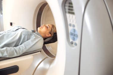 Radyoloji kliniğinde Bt taraması olan kadın hasta