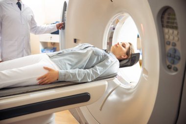Radyoloji kliniğinde tomografi alan genç kadın
