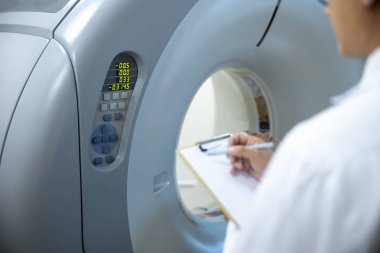 Radyoloji Kliniği'nde Ct taraması sonuçları doktor analizi