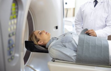 Doktor Ct taraması için genç bayan hazırlanıyor