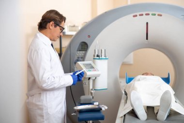 Ct taraması işlemi sırasında kateter hazırlayan doktor