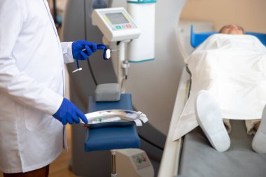 Ct taraması testi sırasında venflon kateter hazırlayan doktor
