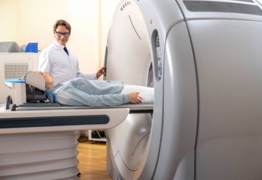 Genç bayan modern klinikte Ct taraması prosedürü oluyor