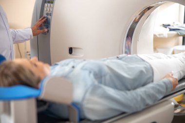Ct taraması makinesinde doktor düğmesine bas