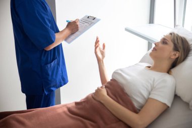 Genç bayan sağlık durumu hakkında doktor söylüyorum
