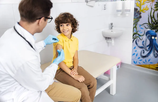 Ragazzo si sta divertendo durante la vaccinazione foto stock — Foto Stock