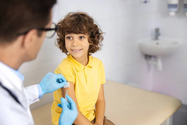 Vrolijke Kid visiting Clinic voor injectie stockfoto — Stockfoto