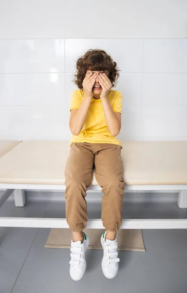 아이, 울고, 후, 고통스러운 절차, 에서, 클리닉 스톡 사진 — 스톡 사진