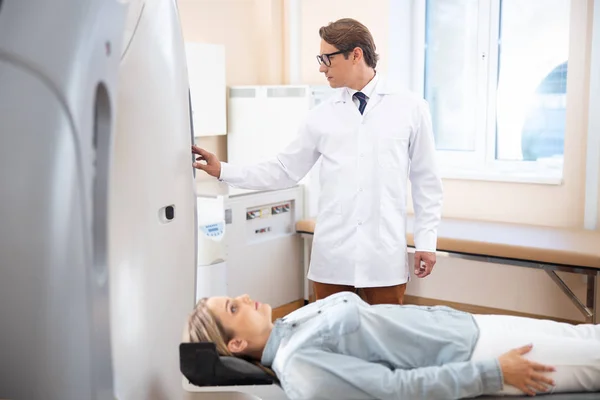 Молода лежить на ліжку сканера CT під час тесту на томографію в лікарні — стокове фото