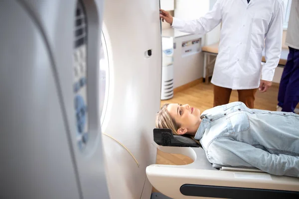 Усміхнена жінка пройшла комп'ютерний тест томографії в лікарні — стокове фото