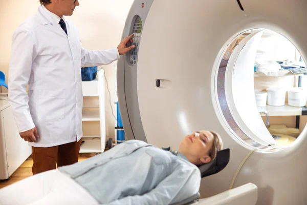 Дівчина лежить на ліжку сканера КТ під час томографічного тесту в лікарні — стокове фото
