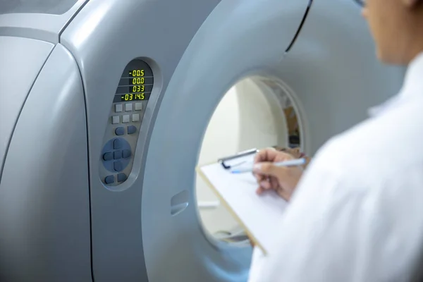 Arzt analysiert Ergebnisse von ct scan test in radiologischer Klinik — Stockfoto