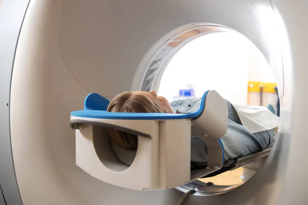 Жіночий пацієнт лежачи на столі всередині CT машина — стокове фото