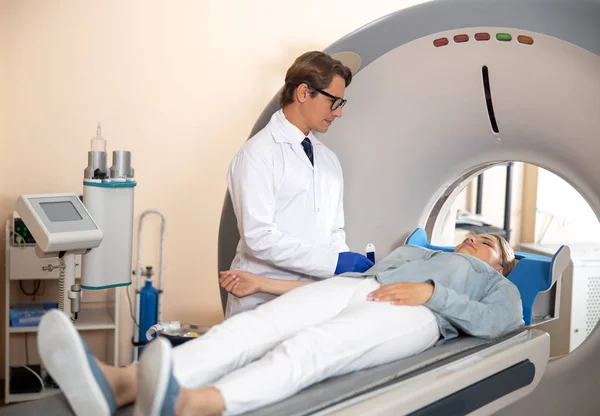 Doctor putting venous tourniquet on lady hand — Stock Photo, Image