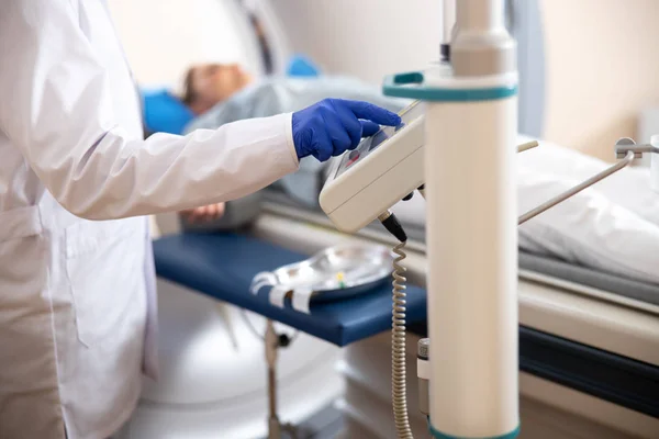 Arzt in sterilen Handschuhen mit CT-Scanner — Stockfoto