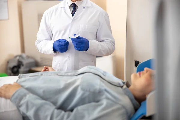 Лікар стоїть поруч з пацієнтом і тримає катетер — стокове фото