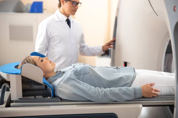 Лікар, який виконує процедуру сканування КТ в лікарні — стокове фото