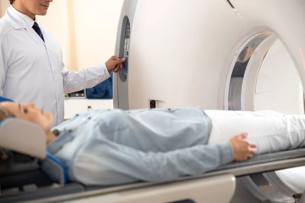 Лікар робить процедуру сканування КТ в лікарні — стокове фото