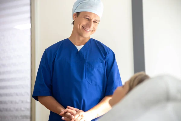 Alegre médico sosteniendo paciente mano en la habitación del hospital — Foto de Stock