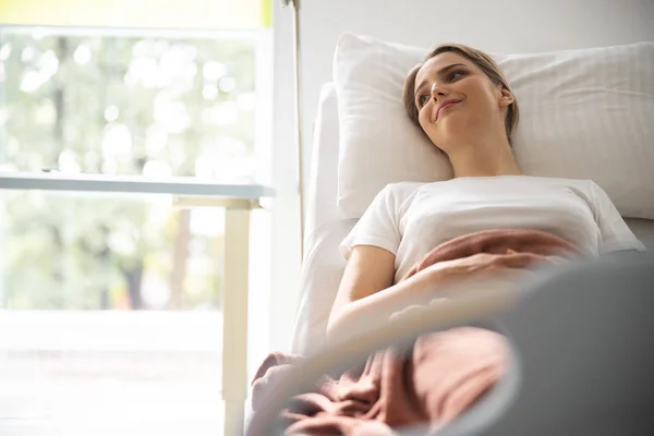 Schöne junge Dame ruht sich im Krankenhauszimmer aus — Stockfoto