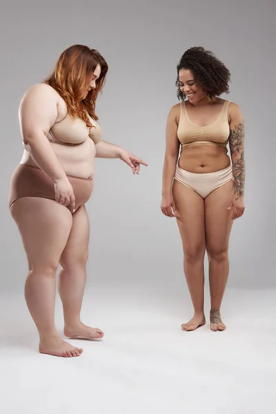 Две толстые подружки разговаривают в студии — стоковое фото