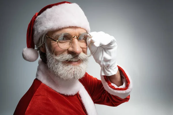 Dojrzały Święty Mikołaj patrząc na aparat z uśmiechem — Zdjęcie stockowe