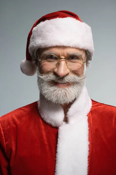 Mature Santa Claus looking at camera and smiling — Stock Photo, Image