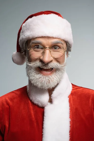 Starszy Święty Mikołaj patrząc na aparat z uśmiechem — Zdjęcie stockowe