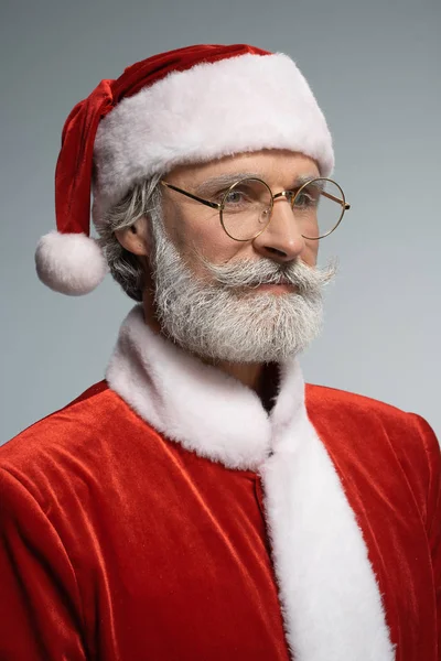 Санта-Клаус смотрит в сторону со спокойной улыбкой — стоковое фото