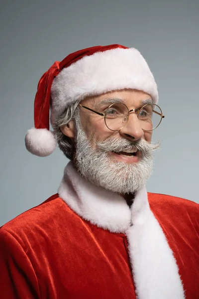 Santa Claus glimlachend breed en op zoek weg — Stockfoto
