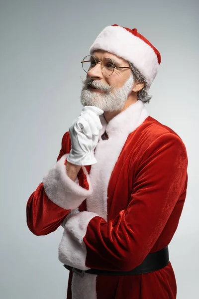 Ώριμος Άγιος Βασίλης κρατώντας το χέρι στο γκρίζο μούσι — Φωτογραφία Αρχείου
