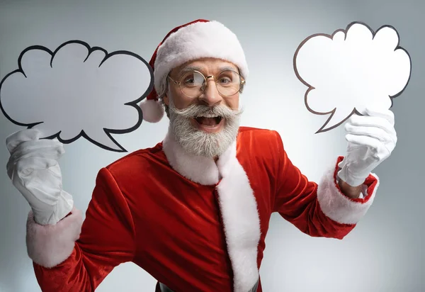 Père Noël tenant bulle parlée dans les mains — Photo