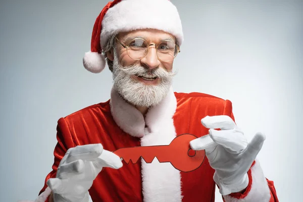 Mature Santa Claus holding paper key in hands — Stock Photo, Image