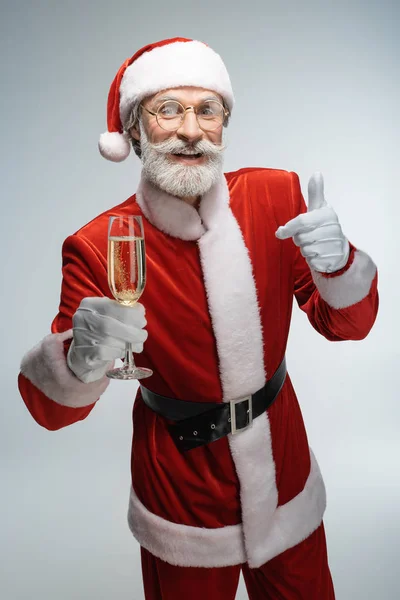 Dojrzały Święty Mikołaj trzyma kieliszek szampana — Zdjęcie stockowe
