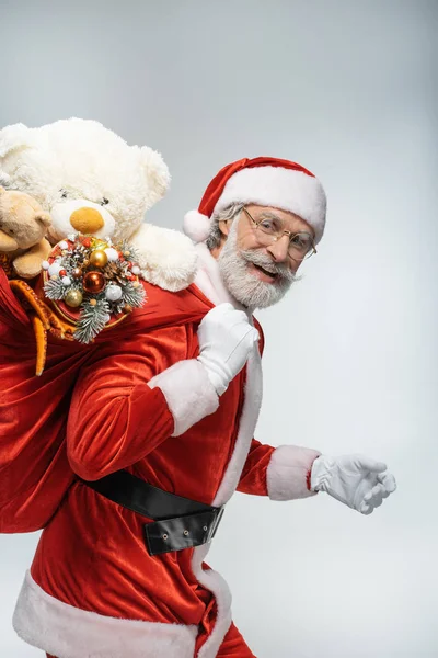 Père Noël marche avec un sac plein de cadeaux — Photo