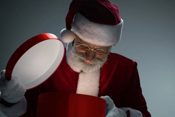 Mature Père Noël regardant ouvert boîte cadeau — Photo